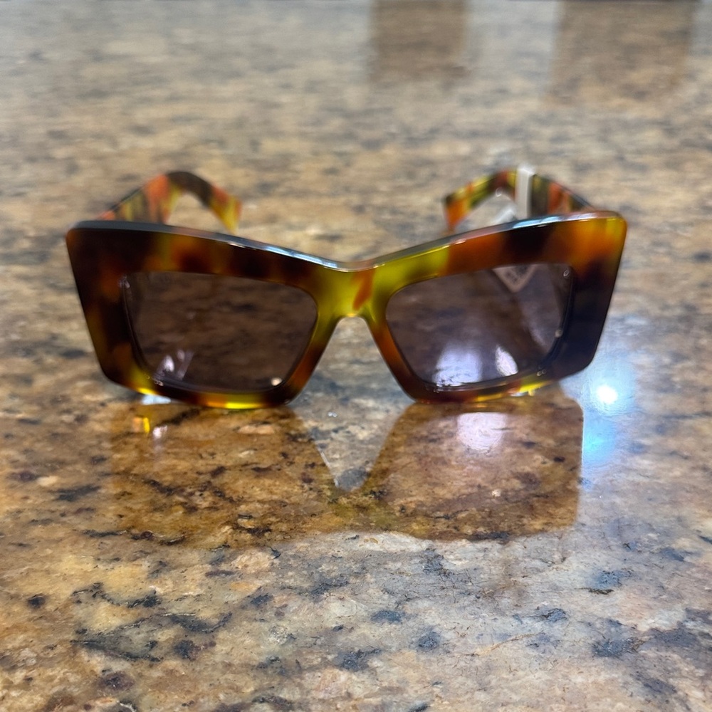 Gucci Multicolor Tortoiseshell Acetate Women’s Sunglasses with Gold Logo - Picture 2 of 8